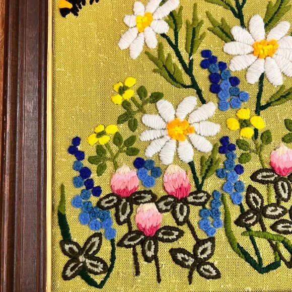 Vintage Framed Embroidery Crewel Art Floral Garden Bee Cottage Daisies - Picture 8 of 9